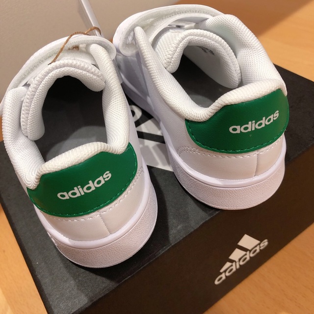 adidas(アディダス)の値下げしました⭐ 新品未使用 アディダス キッズ スニーカー 16cm キッズ/ベビー/マタニティのキッズ靴/シューズ(15cm~)(スニーカー)の商品写真