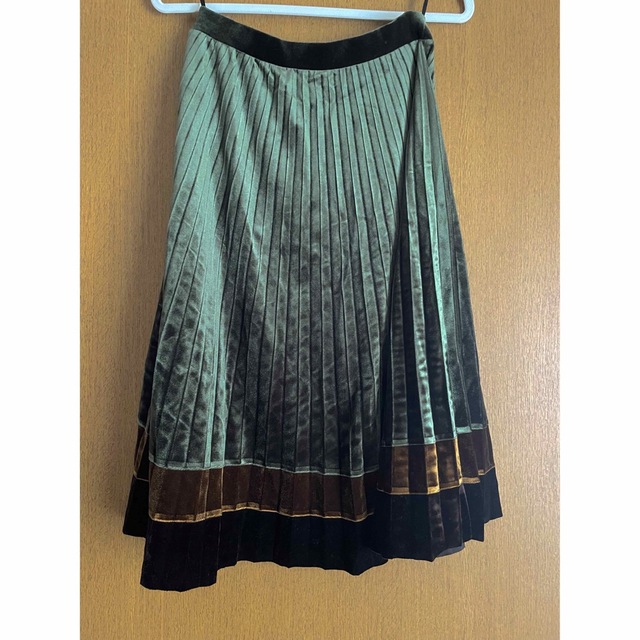 ベロアプリーツスカート　グリーン　オリーブ　ベルベット　別珍 レディースのスカート(ひざ丈スカート)の商品写真