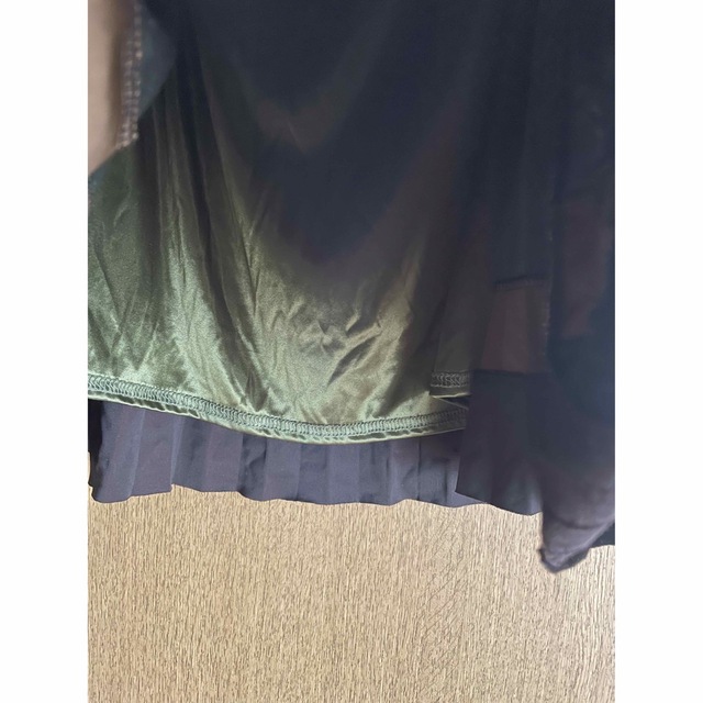 ベロアプリーツスカート　グリーン　オリーブ　ベルベット　別珍 レディースのスカート(ひざ丈スカート)の商品写真
