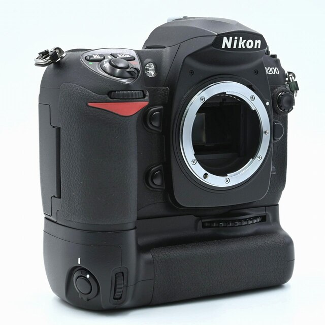 Nikon D200 ボディ + MB-D200 1