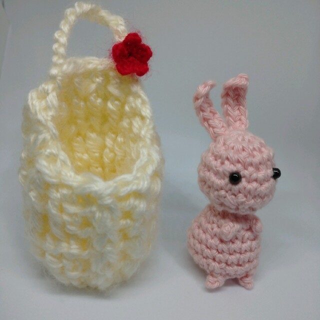 【現品限り】うさぎ①とハンギグバスケット※ハンドメイド※編みぐるみ ハンドメイドのぬいぐるみ/人形(あみぐるみ)の商品写真