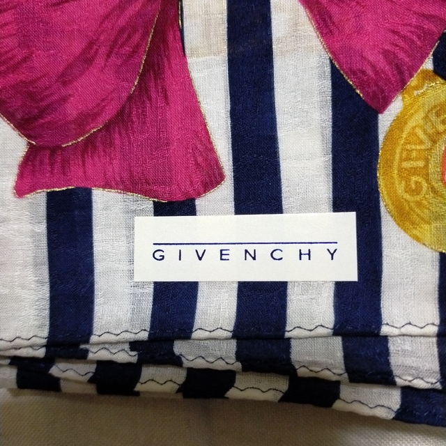 GIVENCHY(ジバンシィ)のジバンシー　ハンカチ　新品 レディースのファッション小物(ハンカチ)の商品写真