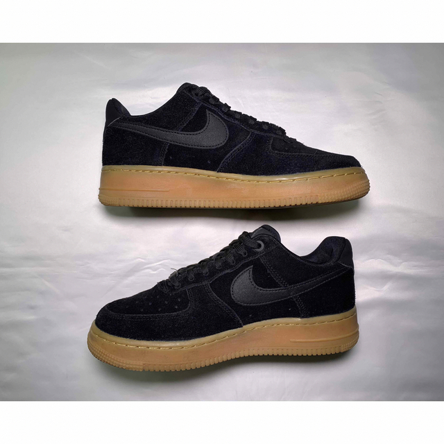 NIKE(ナイキ)のNIKE AIR FORCE 1 07 LV8 SUEDE BLACK 24.0 レディースの靴/シューズ(スニーカー)の商品写真