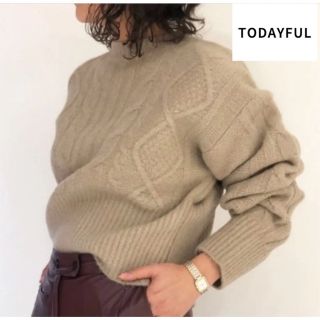 トゥデイフル(TODAYFUL)のTODAYFUL　トゥデイフル　ケーブルニット　クルーネック　くすみベージュ(ニット/セーター)