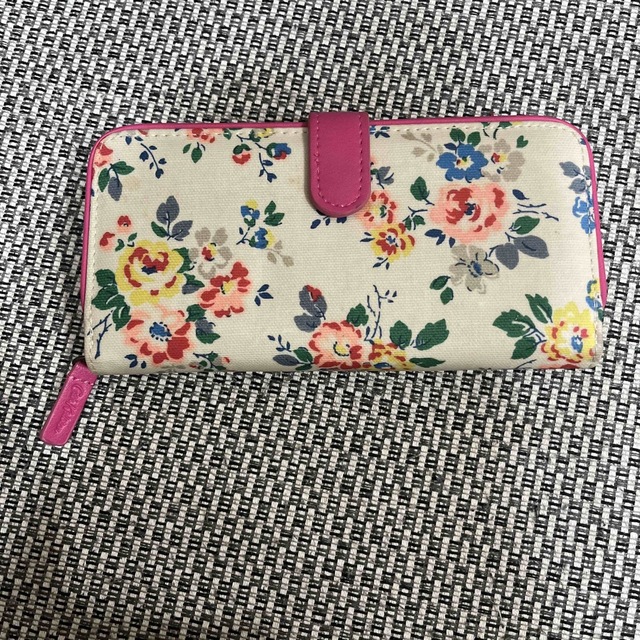 Cath Kidston(キャスキッドソン)のキャスキッドソン　花柄　長財布 レディースのファッション小物(財布)の商品写真