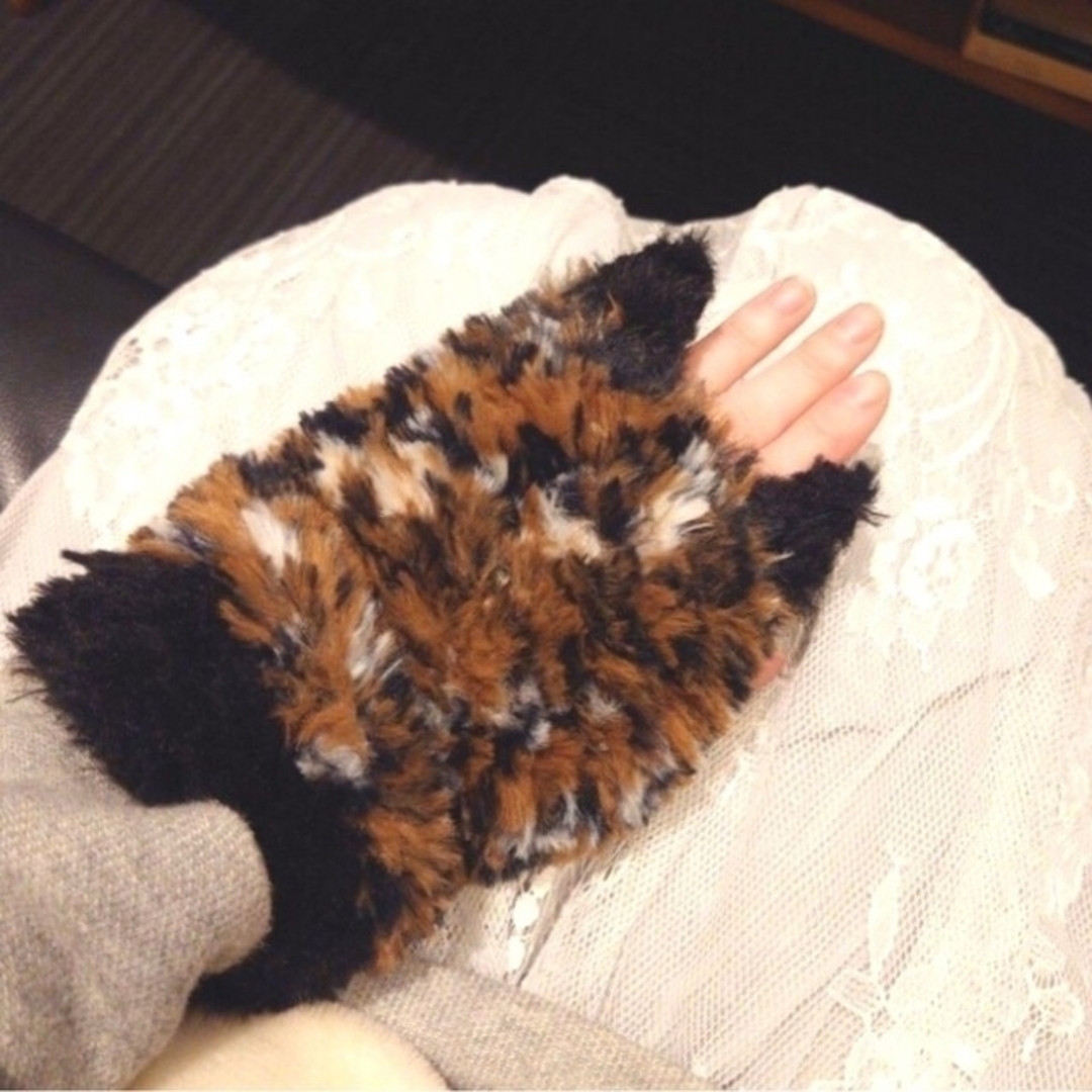 JEANASIS(ジーナシス)の『キャトヤーンで編んだふわふわ猫耳ハンドウォーマー〈ベンガル〉』ハンドメイド レディースのファッション小物(手袋)の商品写真