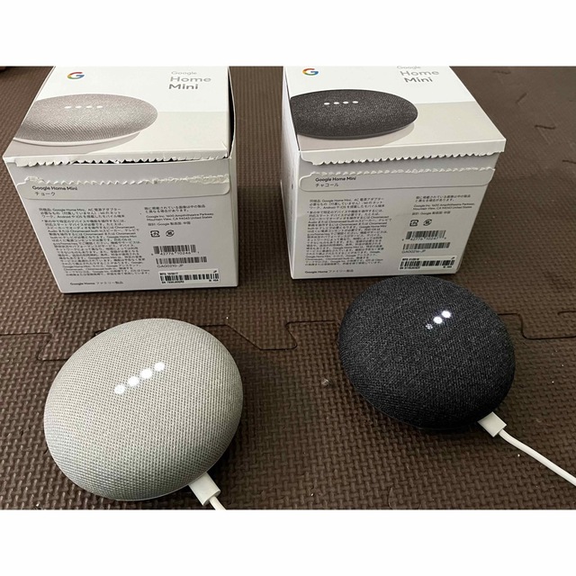 Google(グーグル)のGOOGLE HOME MINI チャコールとチョーク スマホ/家電/カメラのオーディオ機器(スピーカー)の商品写真