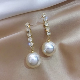 大ぶりパール×ビジュー ピアス ノーブランド(ピアス)