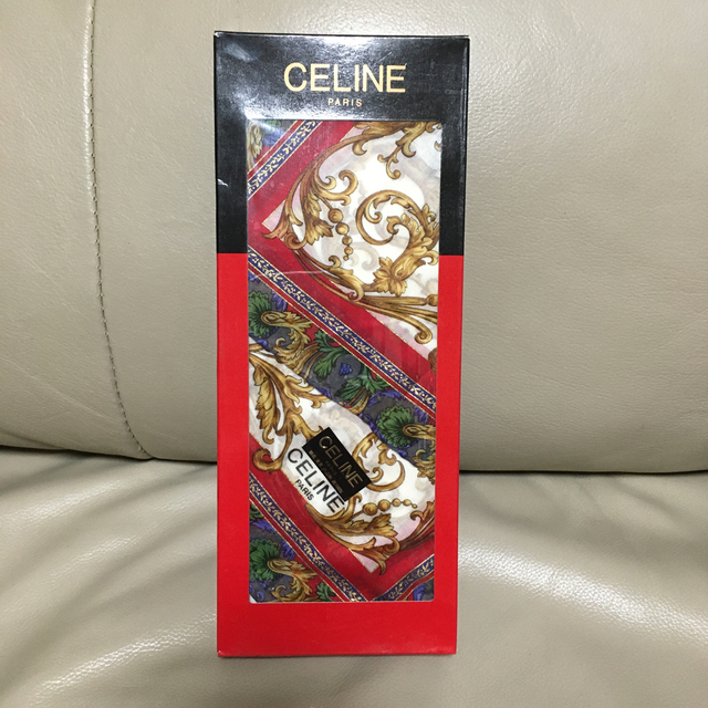 celine(セリーヌ)の新品未使用　箱入りセリーヌ　ハンカチーフ赤　 レディースのファッション小物(ハンカチ)の商品写真