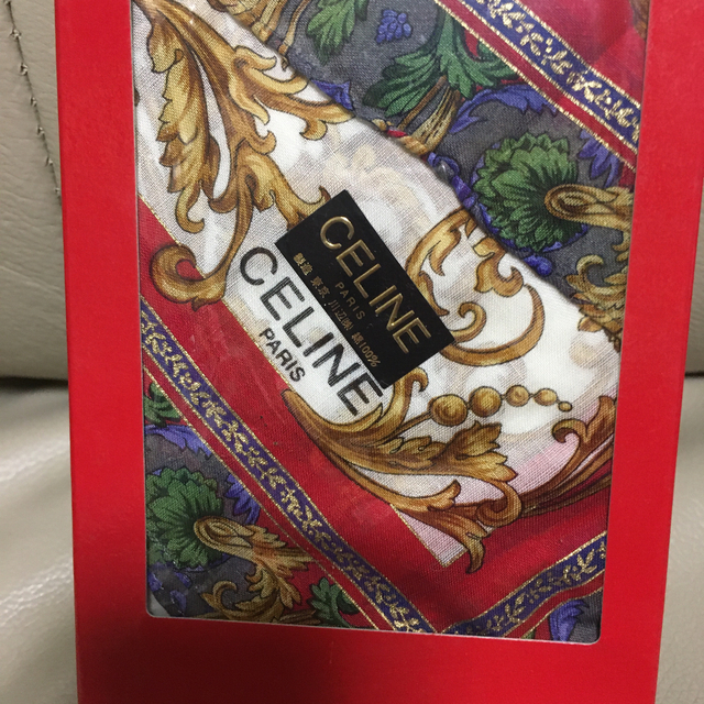 celine(セリーヌ)の新品未使用　箱入りセリーヌ　ハンカチーフ赤　 レディースのファッション小物(ハンカチ)の商品写真