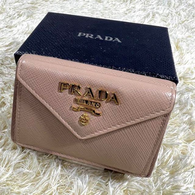 プラダ 三つ折り財布 サフィアーノレザー ヴィッテロムーヴ ピンク