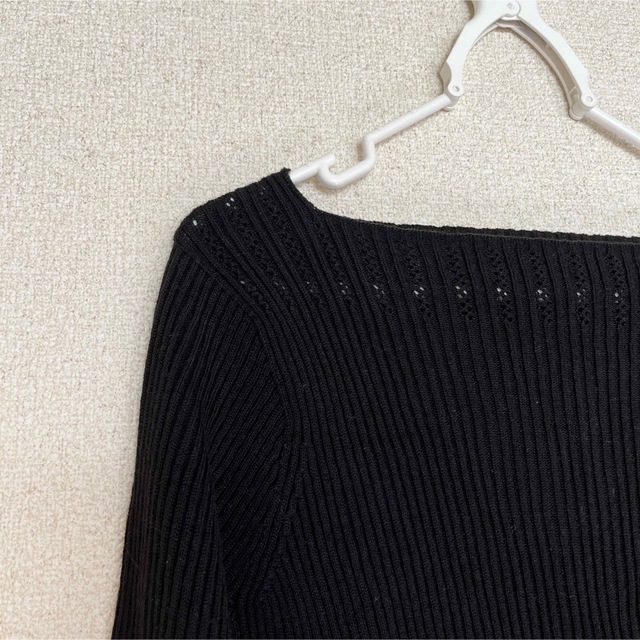 ナルミヤインターナショナル　ショルダー透け編みニット　黒 レディースのトップス(ニット/セーター)の商品写真