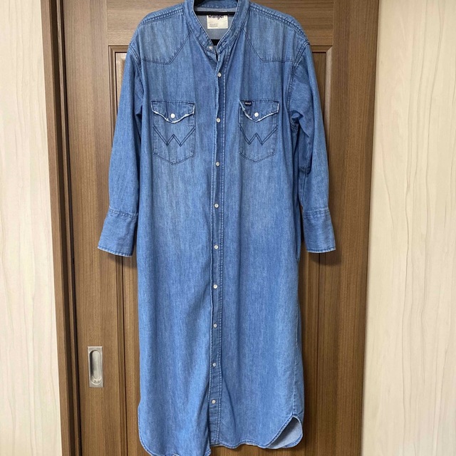 Wrangler(ラングラー)の SHIPS別注 Wrangler ノーカラーデニムシャツワンピース  レディースのワンピース(ロングワンピース/マキシワンピース)の商品写真