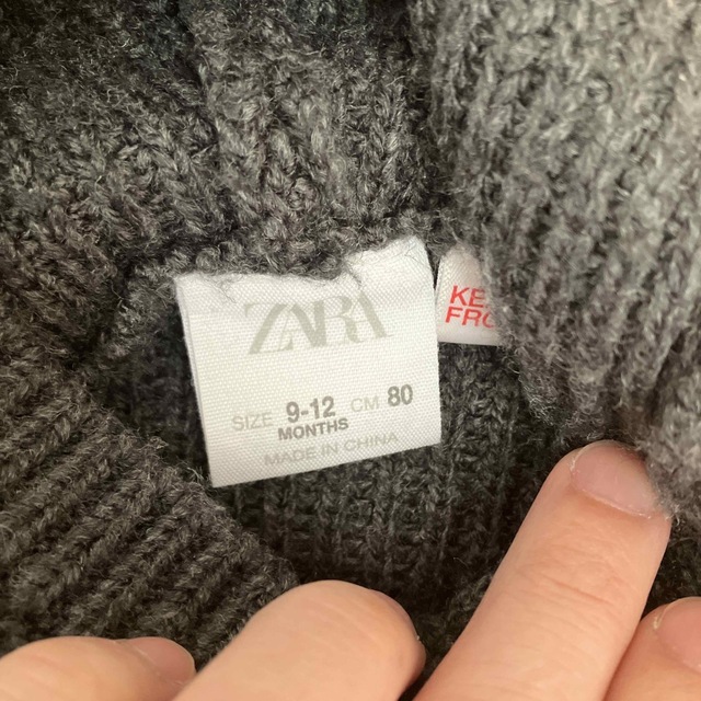 ZARA(ザラ)のzara ニット　カーディガン  フード付き　グレー　80 キッズ/ベビー/マタニティのキッズ服女の子用(90cm~)(カーディガン)の商品写真