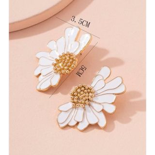 ザラ(ZARA)のZARA【即納】ピアス フラワーピアス メタル 花 白 ホワイト 高級感(ピアス)