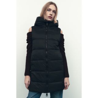 ザラ(ZARA)のZARA 新品タグ付きハイネックフード　ロングベスト　Mサイズ ブラック(ダウンベスト)