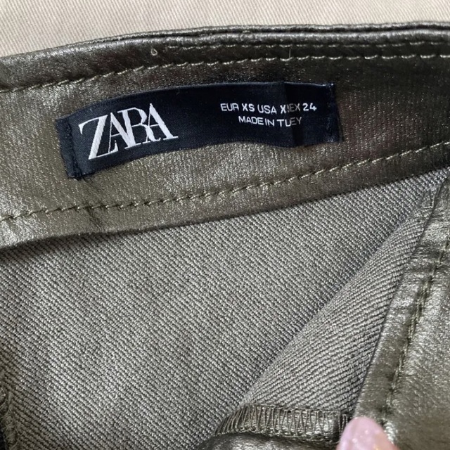ZARA(ザラ)の【未使用】ZARA  ゴールドスカート レディースのスカート(ひざ丈スカート)の商品写真