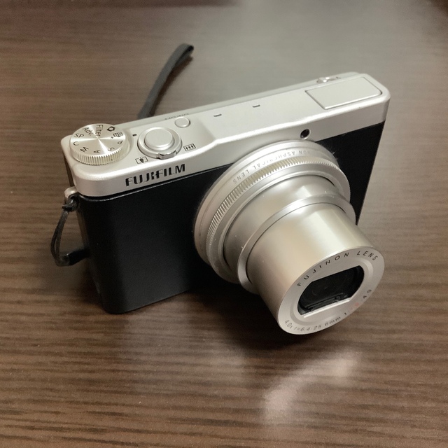 富士フイルム(フジフイルム)のFUJI FILM  XQ2   SILVER   デジカメ  ※最終値下げ スマホ/家電/カメラのカメラ(コンパクトデジタルカメラ)の商品写真