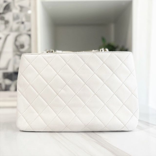 CHANEL(シャネル)の専用　シャネル　マトラッセ　2way　ハンドバッグ　白　レザー　23番台 レディースのバッグ(ハンドバッグ)の商品写真