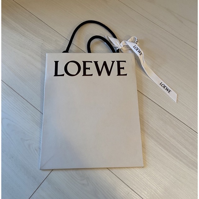 LOEWE(ロエベ)のLOEWE 紙袋 リボン付き レディースのバッグ(ショップ袋)の商品写真