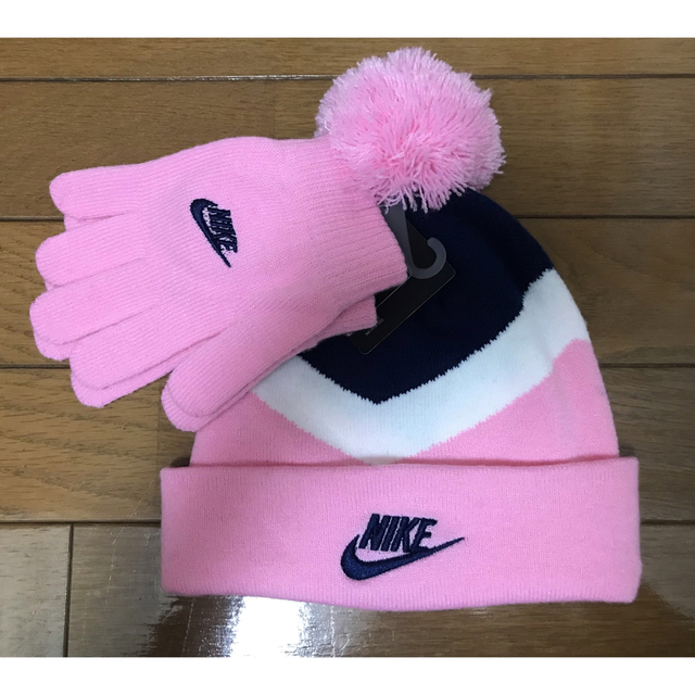 NIKE(ナイキ)の[新品] NIKE 小学生女子　帽子手袋 キッズ/ベビー/マタニティのこども用ファッション小物(帽子)の商品写真