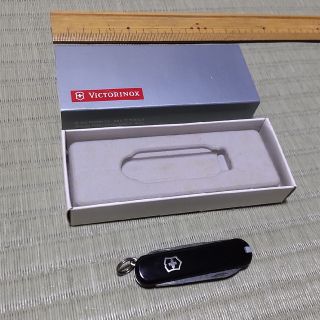 ビクトリノックス(VICTORINOX)のアーミーナイフ　Victorinox　クラシック　SD　黒　スイス製　箱付き(登山用品)