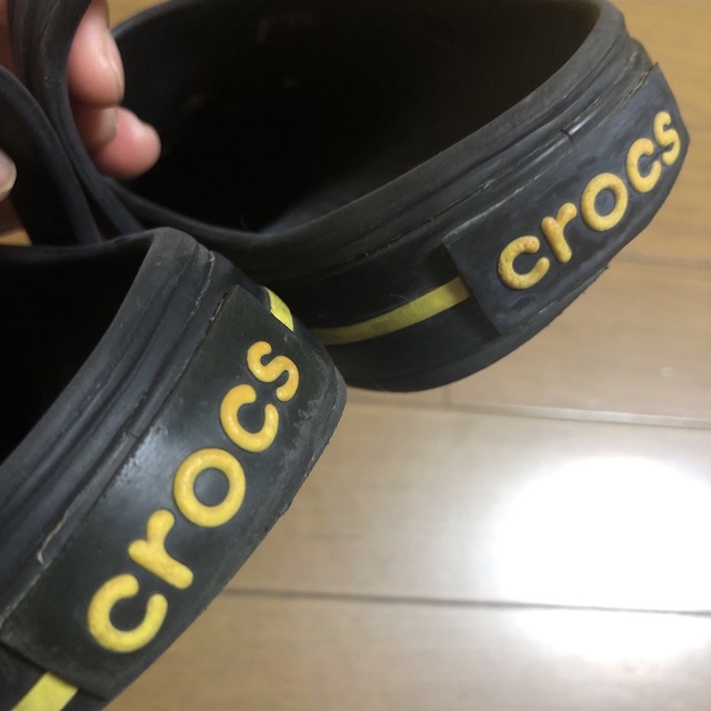 crocs(クロックス)のクロックス　黒サンダル キッズ/ベビー/マタニティのキッズ靴/シューズ(15cm~)(サンダル)の商品写真