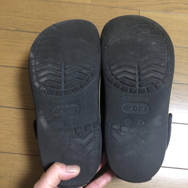 crocs(クロックス)のクロックス　黒サンダル キッズ/ベビー/マタニティのキッズ靴/シューズ(15cm~)(サンダル)の商品写真