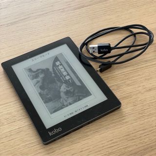 ラクテン(Rakuten)のkobo aura (ケーブル付き)(電子ブックリーダー)