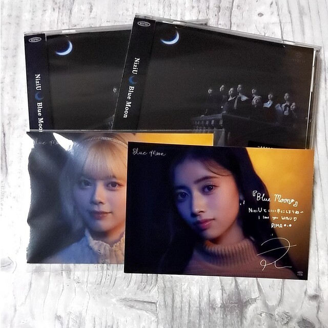 NiziU(ニジュー)のniziu 通常盤CD2枚 メッセージカード付き エンタメ/ホビーの雑誌(アート/エンタメ/ホビー)の商品写真