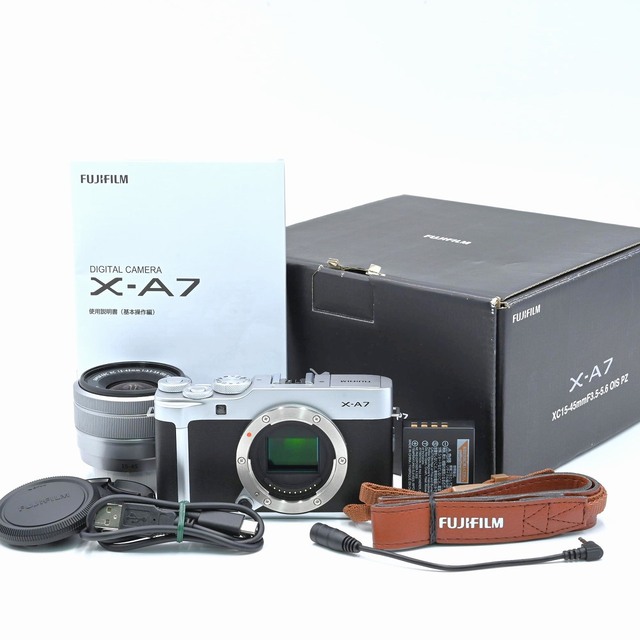 富士フイルム(フジフイルム)のFUJIFILM X-A7 レンズキット シルバー スマホ/家電/カメラのカメラ(ミラーレス一眼)の商品写真