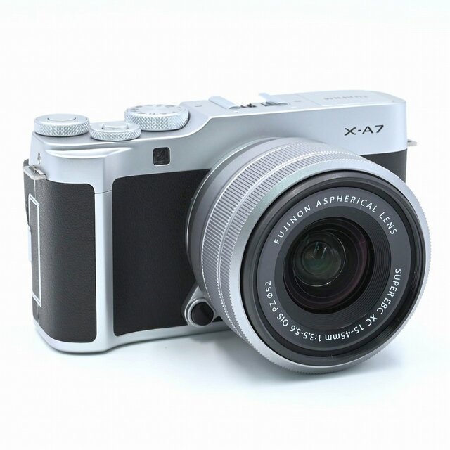 富士フイルム(フジフイルム)のFUJIFILM X-A7 レンズキット シルバー スマホ/家電/カメラのカメラ(ミラーレス一眼)の商品写真