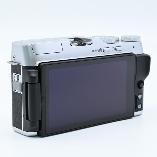 富士フイルム(フジフイルム)のFUJIFILM X-A7 レンズキット シルバー スマホ/家電/カメラのカメラ(ミラーレス一眼)の商品写真