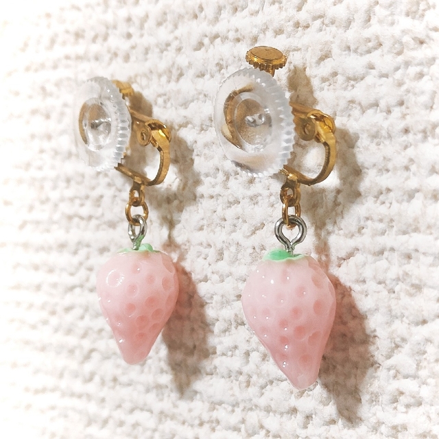 🍓イチゴイヤリング🍓pinkcolor💫 レディースのアクセサリー(イヤリング)の商品写真