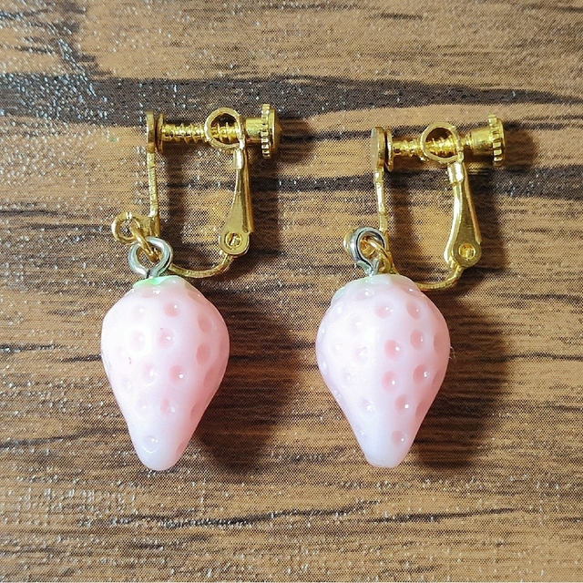 🍓イチゴイヤリング🍓pinkcolor💫 レディースのアクセサリー(イヤリング)の商品写真