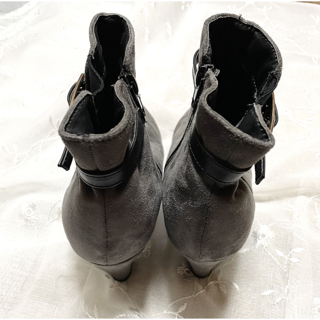 ベルトスエードブーツ チャコールグレー 大人 ゴールド 24.5 レディースの靴/シューズ(ブーツ)の商品写真