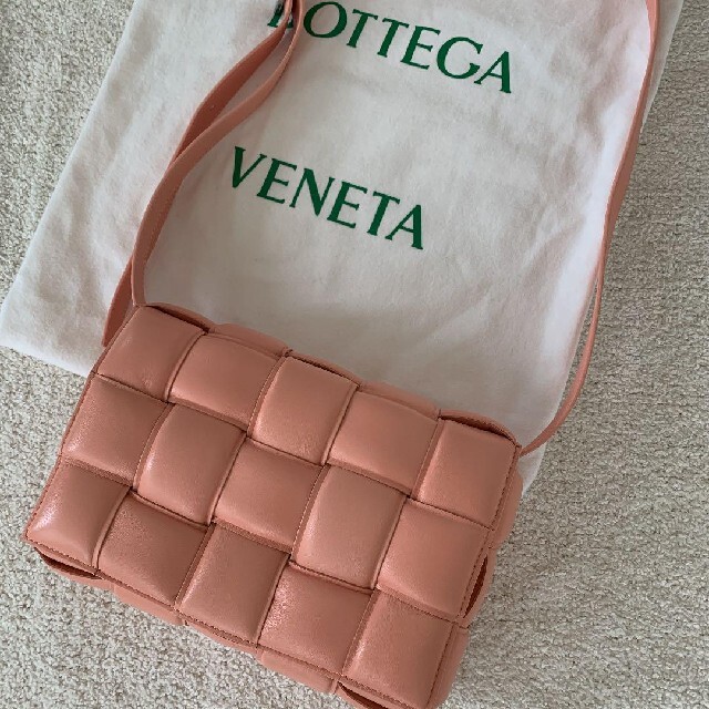 ランキングや新製品 Bottega Veneta VENETAパデッドカセット BOTTEGA - ショルダーバッグ