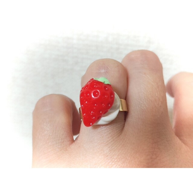 🍓いちごの指輪🍓 ハンドメイドのアクセサリー(リング)の商品写真