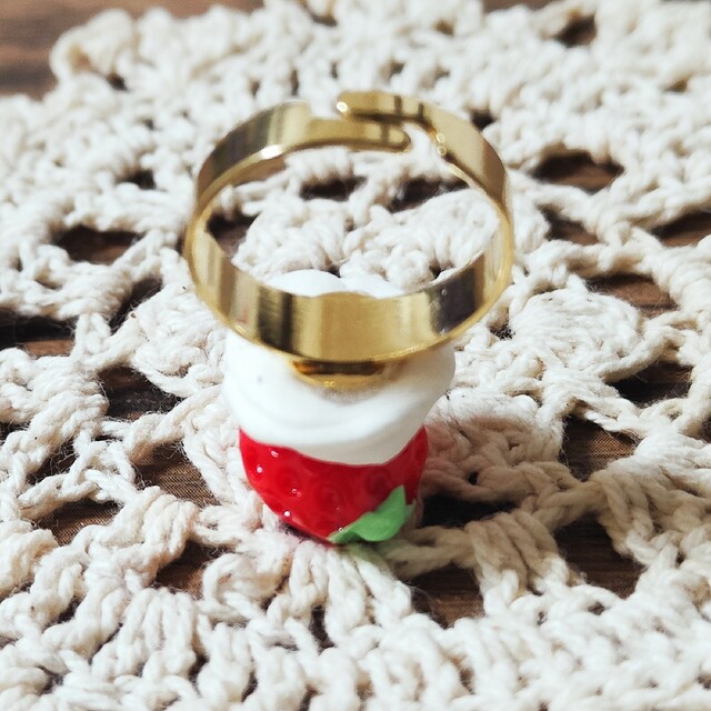 🍓いちごの指輪🍓 ハンドメイドのアクセサリー(リング)の商品写真