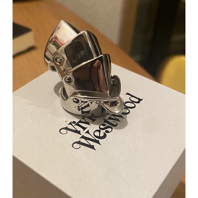 Vivienne Westwood(ヴィヴィアンウエストウッド)のヴィヴィアン　アーマーリング メンズのアクセサリー(リング(指輪))の商品写真