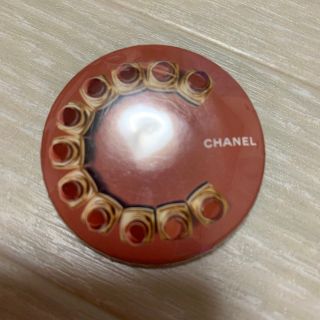 シャネル(CHANEL)のポルシェ様専用 シャネル 缶バッチ ノベルティー ピンク C CHANEL(ブローチ/コサージュ)