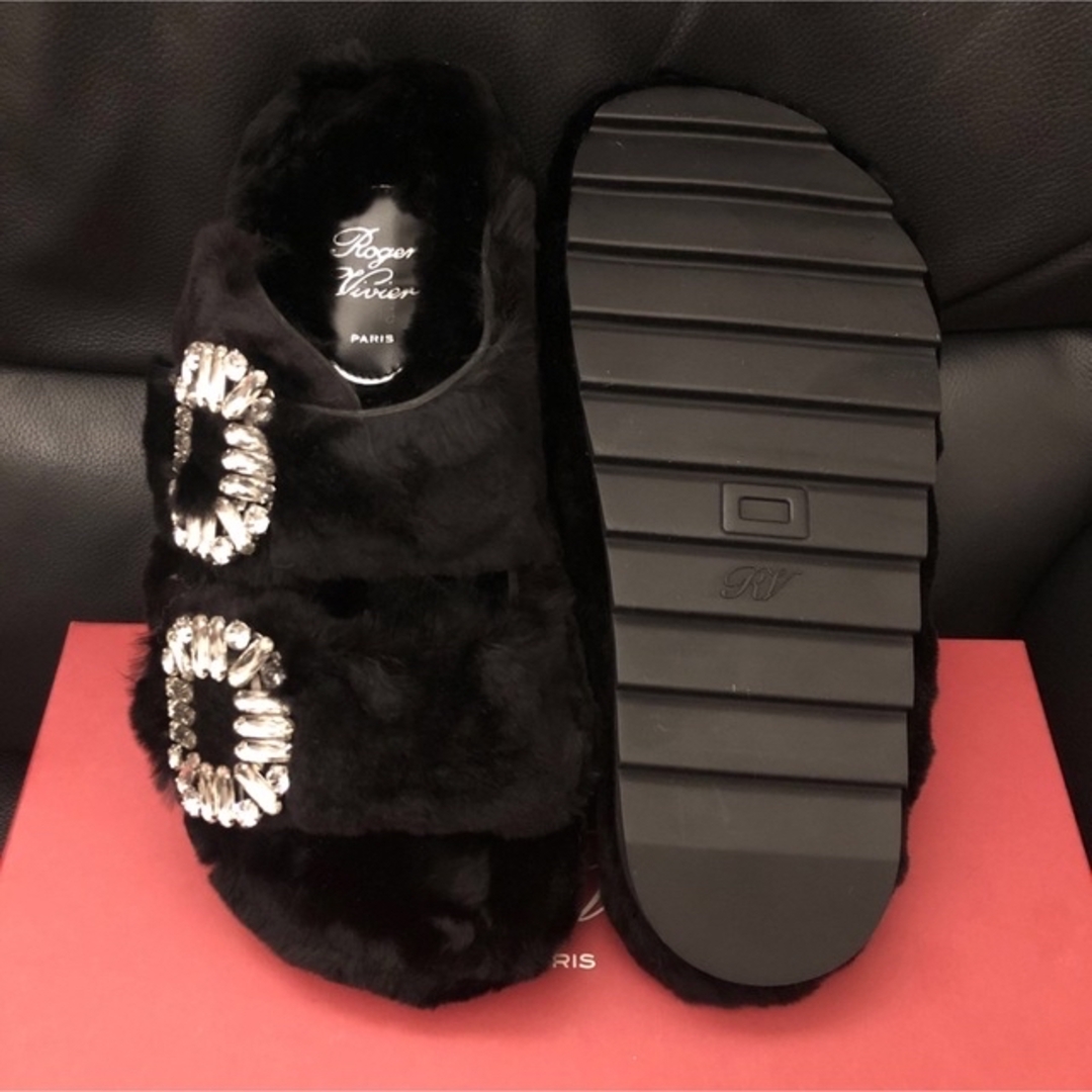 ROGER VIVIER(ロジェヴィヴィエ)の新品未使用　ロジェヴィヴィエ　SLIDY レア　サンダル　ストラス　ミュール　黒 レディースの靴/シューズ(サンダル)の商品写真