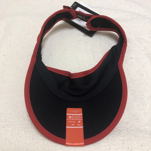 NIKE(ナイキ)のナイキ　サンバイザー　赤　レッド　レディース　ドライフィット メンズの帽子(サンバイザー)の商品写真
