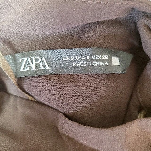 ZARA(ザラ)の【ZARA】長袖ゴールドボタンシースルーシアープリーツワンピース レディースのワンピース(ロングワンピース/マキシワンピース)の商品写真