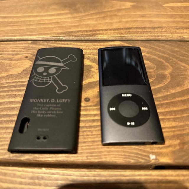 iPod(アイポッド)のApple iPod  8GB  Black 美品　ワンピースケース　セット スマホ/家電/カメラのオーディオ機器(ポータブルプレーヤー)の商品写真