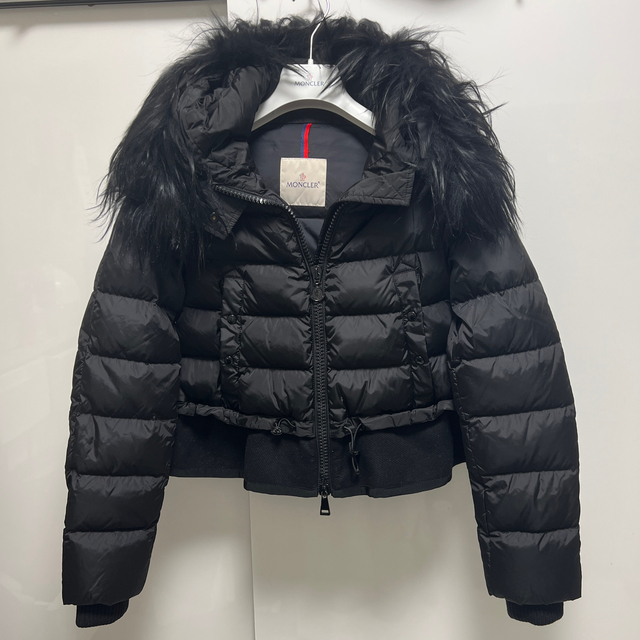 MONCLER(モンクレール)の最終値下げ☆モンクレール　VEANNE☆リアルファー　ダウン　黒　ショート丈 レディースのジャケット/アウター(ダウンジャケット)の商品写真