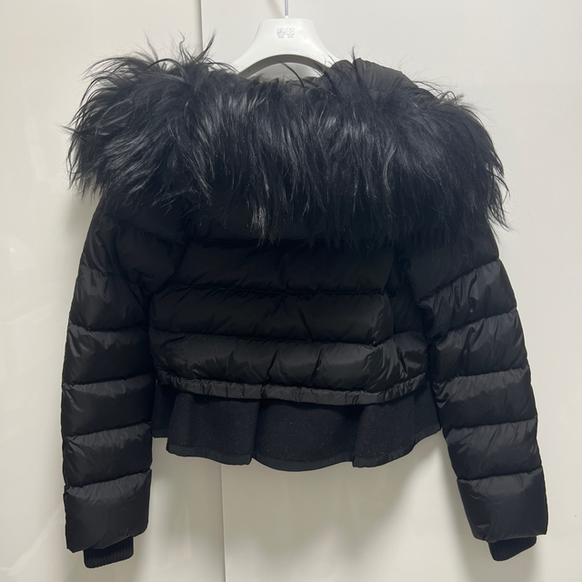 MONCLER(モンクレール)の最終値下げ☆モンクレール　VEANNE☆リアルファー　ダウン　黒　ショート丈 レディースのジャケット/アウター(ダウンジャケット)の商品写真