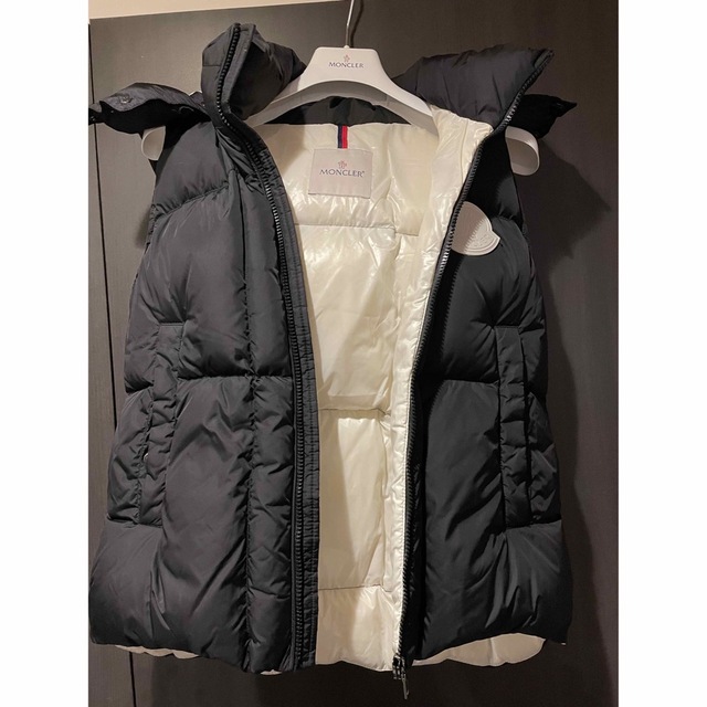 MONCLER(モンクレール)のモンクレール　レディース　ダウンベスト レディースのジャケット/アウター(ダウンベスト)の商品写真