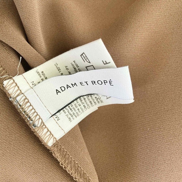 Adam et Rope'(アダムエロぺ)の美品　アダムエロペ Ｖネック　タイトワンピース ライトブラウン　無地　長袖 レディースのワンピース(ひざ丈ワンピース)の商品写真