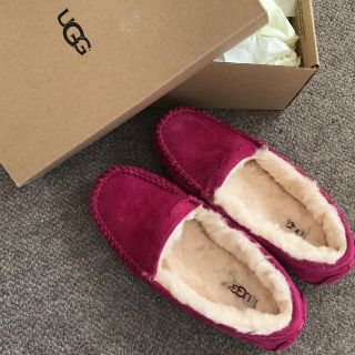 アグ(UGG)のUGG 新品 未使用 ピンク アンスレー(スリッポン/モカシン)